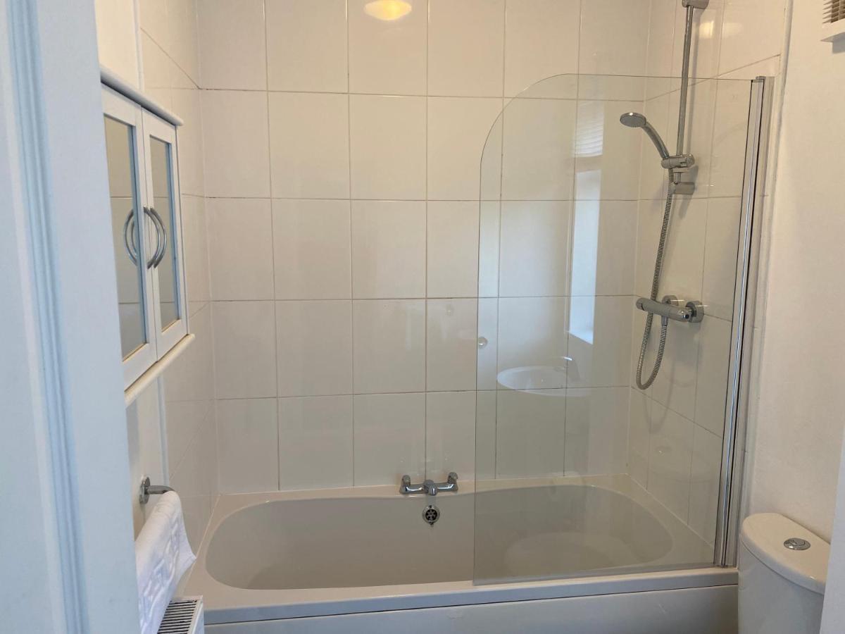 Kitchener - Wonderful 2-Bedroom Apt Sleeps 5 Free Parking Free Wifi Gateshead Ngoại thất bức ảnh